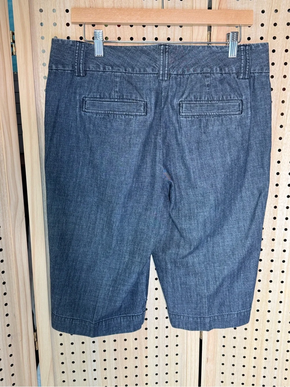 Ann Taylor Signature Size 8 Blue Chambray Bermuda Shorts 100% Cotton Coastal